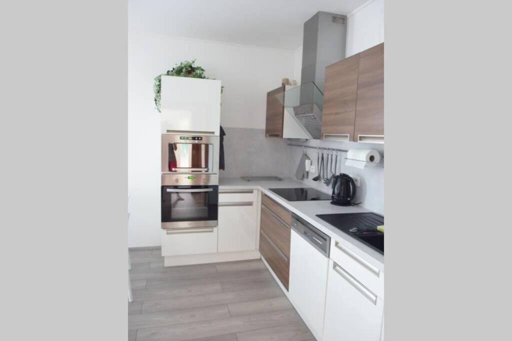 Prijemny Apartman Krovi V Rodinnem Domku Se Sdilenym Bazenem, Terasou A Zahradou Экстерьер фото