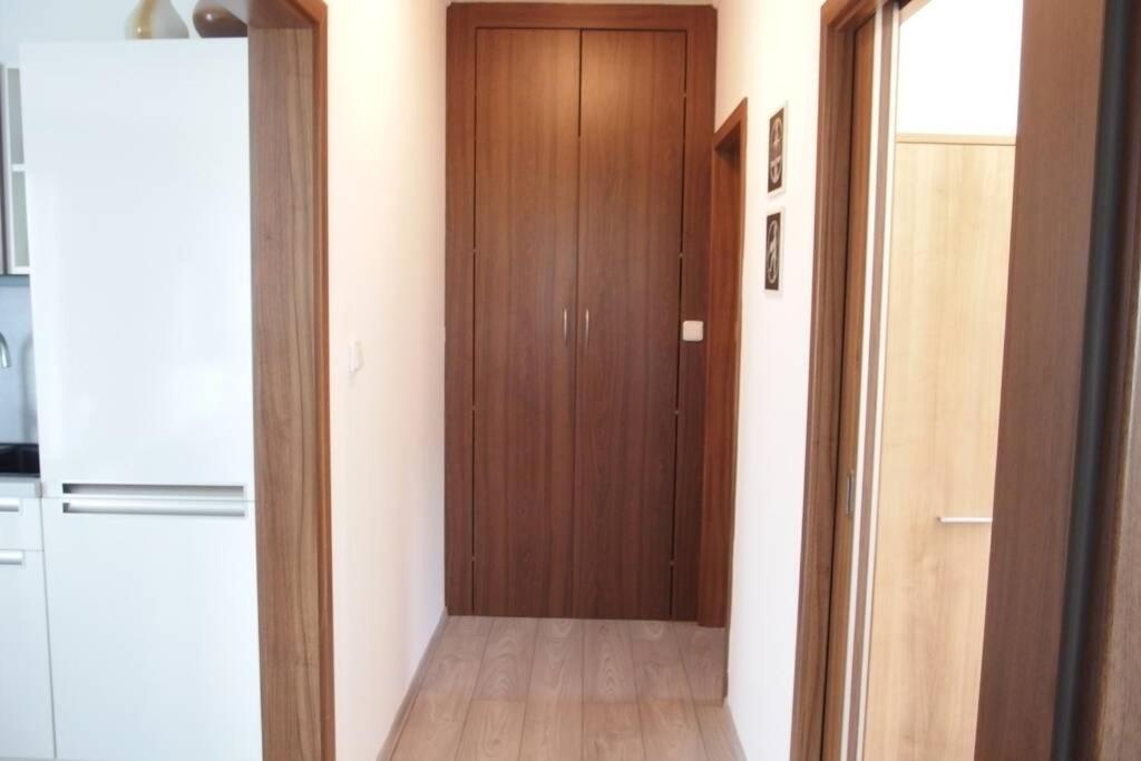 Prijemny Apartman Krovi V Rodinnem Domku Se Sdilenym Bazenem, Terasou A Zahradou Экстерьер фото