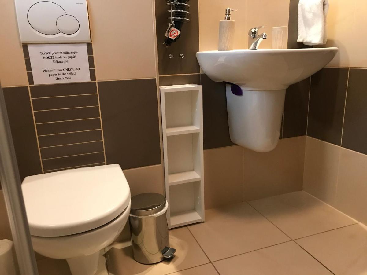 Prijemny Apartman Krovi V Rodinnem Domku Se Sdilenym Bazenem, Terasou A Zahradou Экстерьер фото