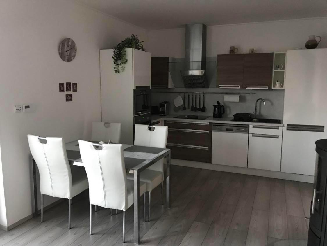 Prijemny Apartman Krovi V Rodinnem Domku Se Sdilenym Bazenem, Terasou A Zahradou Экстерьер фото
