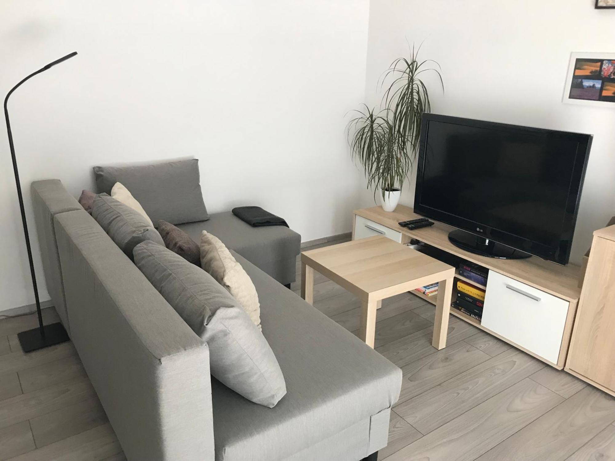 Prijemny Apartman Krovi V Rodinnem Domku Se Sdilenym Bazenem, Terasou A Zahradou Экстерьер фото