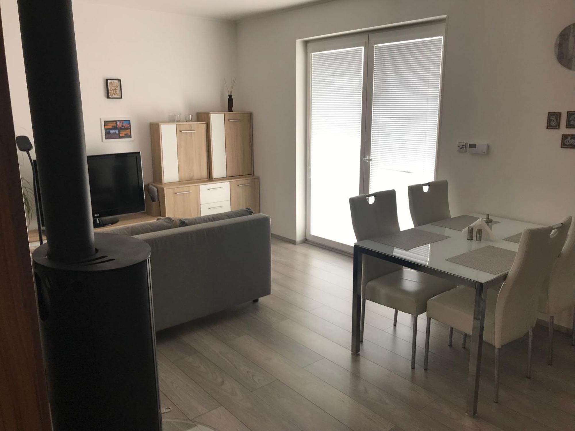 Prijemny Apartman Krovi V Rodinnem Domku Se Sdilenym Bazenem, Terasou A Zahradou Экстерьер фото